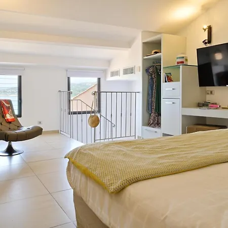 L'escale Cote Sud Л'Иль-Рус